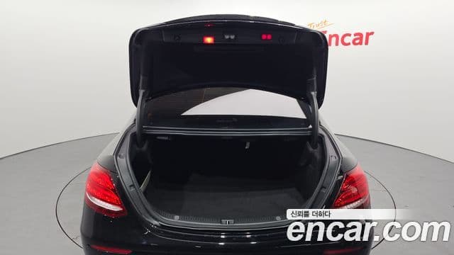 Mercedes-Benz E-Class 2019 — Photo 3/20