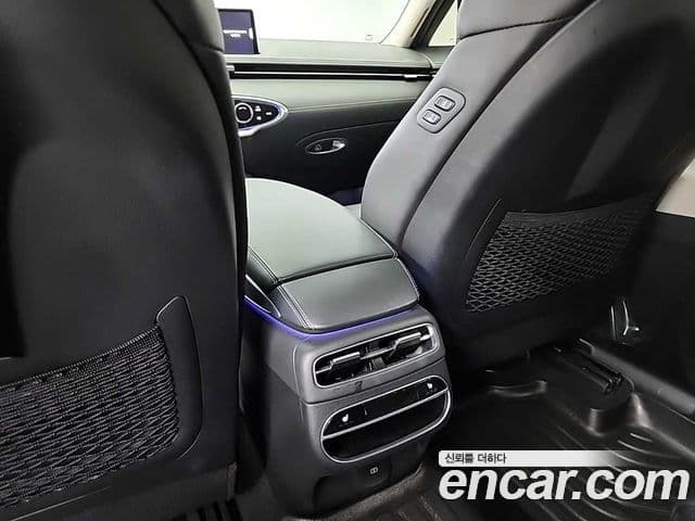 Genesis GV70 2022 — ფოტო 13/18