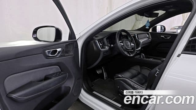Volvo XC60 2020 — ფოტო 9/20