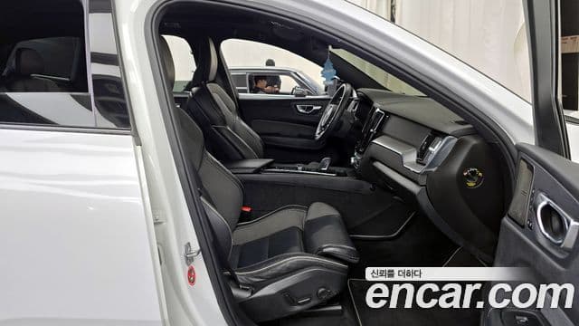 Volvo XC60 2020 — ფოტო 13/20