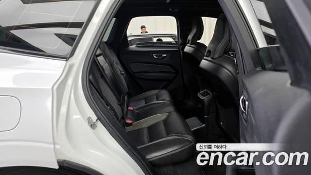 Volvo XC60 2020 — ფოტო 19/20