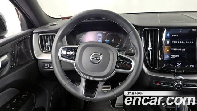 Volvo XC60 2020 — ფოტო 14/20