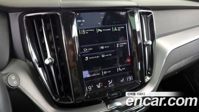 Volvo XC60 2020 — ფოტო 15/20