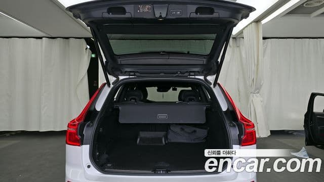 Volvo XC60 2020 — ფოტო 8/20