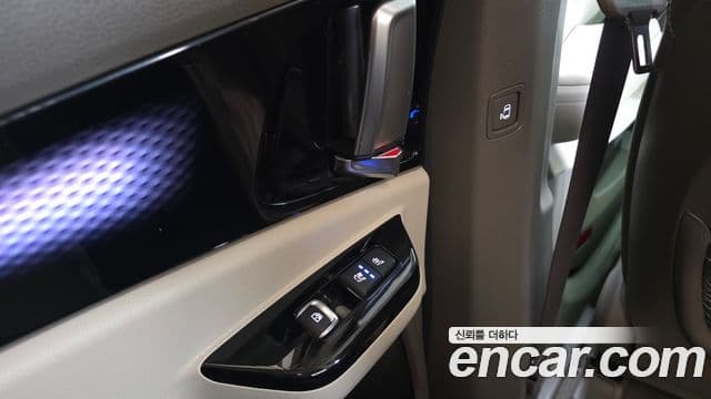 Kia Carnival 2022 — ფოტო 19/20