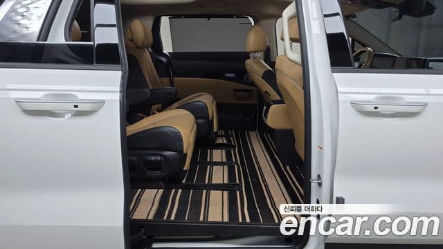 Kia Carnival 2021 — ფოტო 18/20