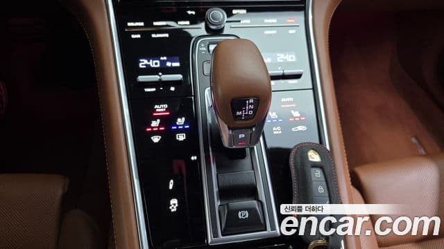 Porsche Panamera 2023 — ფოტო 16/20