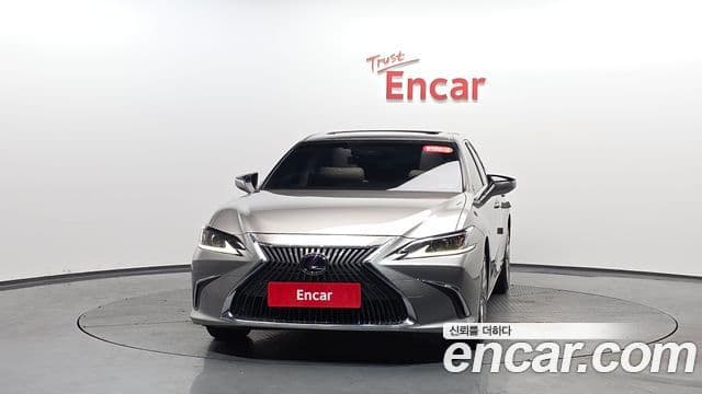 Lexus ES300h 2018 — ფოტო 2/20