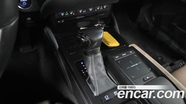 Lexus ES300h 2018 — ფოტო 8/20