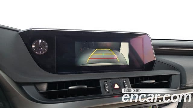 Lexus ES300h 2018 — ფოტო 15/20