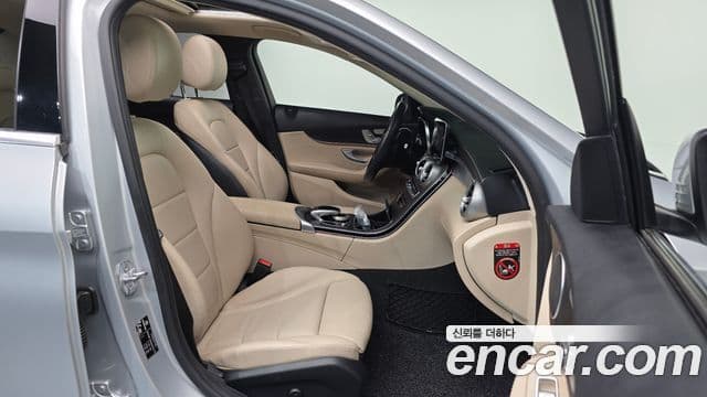 Mercedes-Benz C-Class 2019 — Photo 16/20