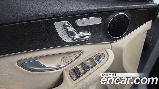 Mercedes-Benz C-Class 2019 — Photo 1/20