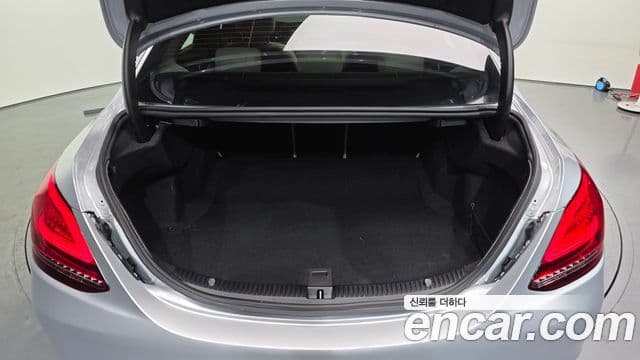 Mercedes-Benz C-Class 2019 — Photo 15/20