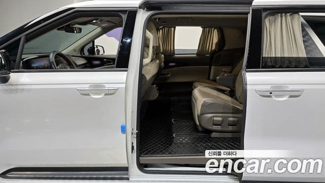 Kia Carnival 2021 — ფოტო 10/20
