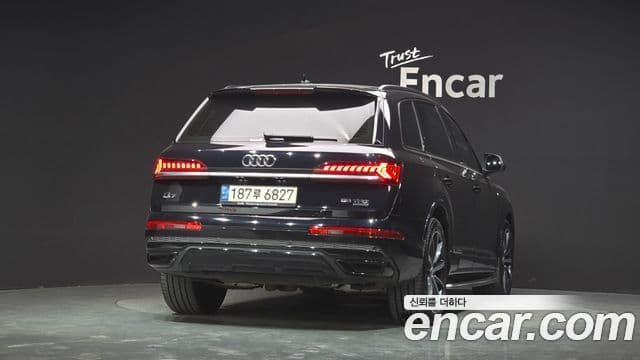 Audi Q7 2021 — Photo 8/20