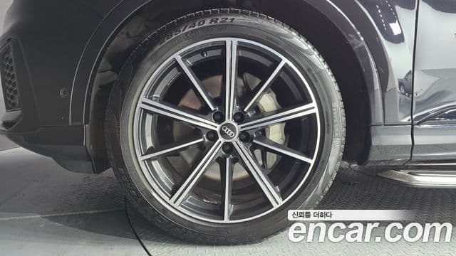 Audi Q7 2021 — Photo 6/20