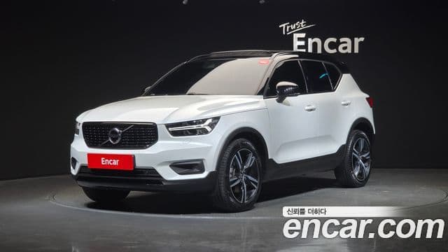 Volvo XC40 2021 — ფოტო 1/20