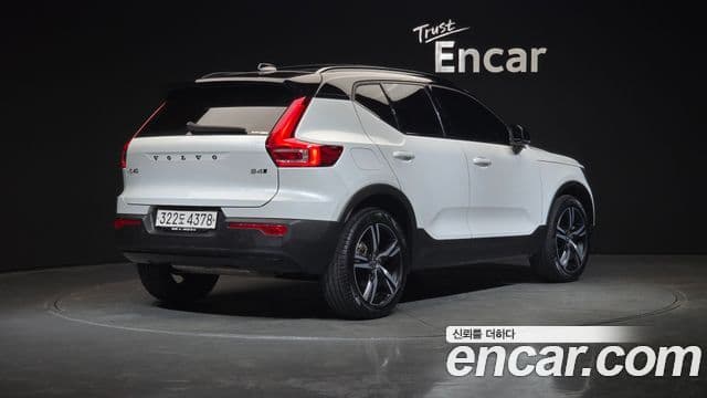 Volvo XC40 2021 — ფოტო 2/20
