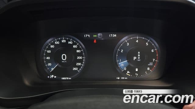 Volvo XC40 2021 — ფოტო 8/20