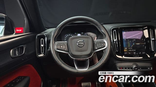 Volvo XC40 2021 — ფოტო 13/20