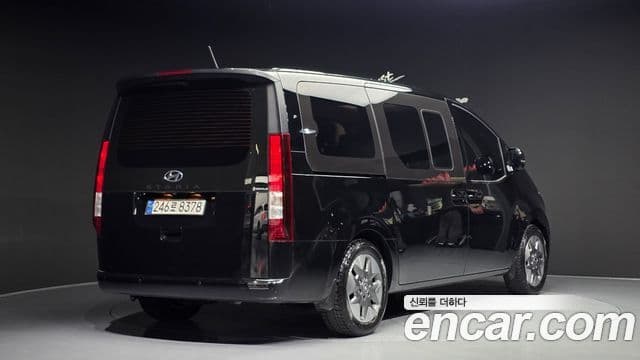 Hyundai Staria 2022 — ფოტო 2/20