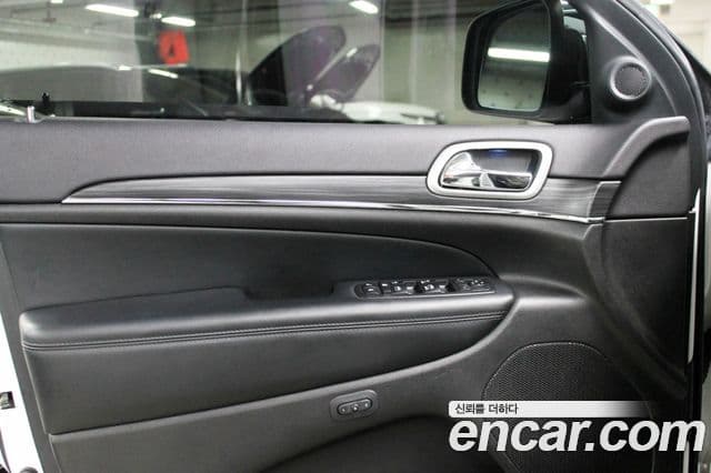 Jeep Grand Cherokee 2019 — Фото 10/20