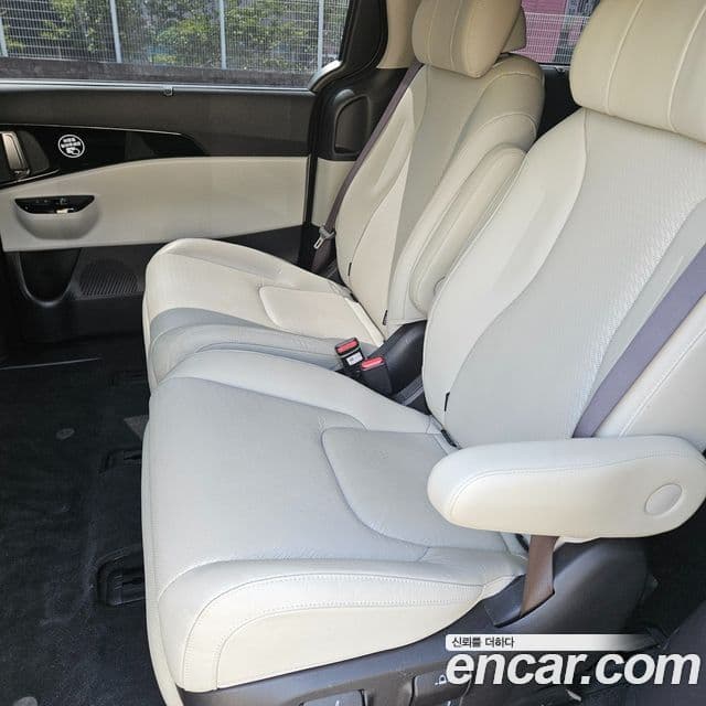 Kia Carnival 2023 — ფოტო 10/20