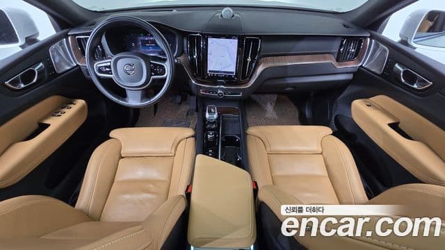 Volvo XC60 2022 — ფოტო 7/20