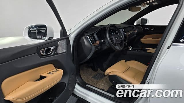 Volvo XC60 2022 — ფოტო 10/20
