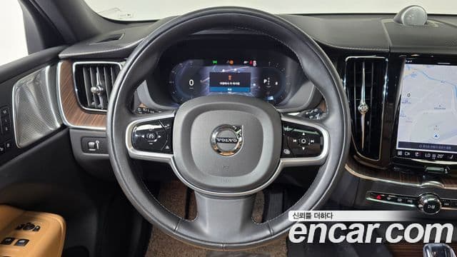 Volvo XC60 2022 — ფოტო 12/20