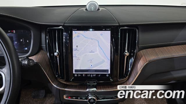 Volvo XC60 2022 — ფოტო 13/20