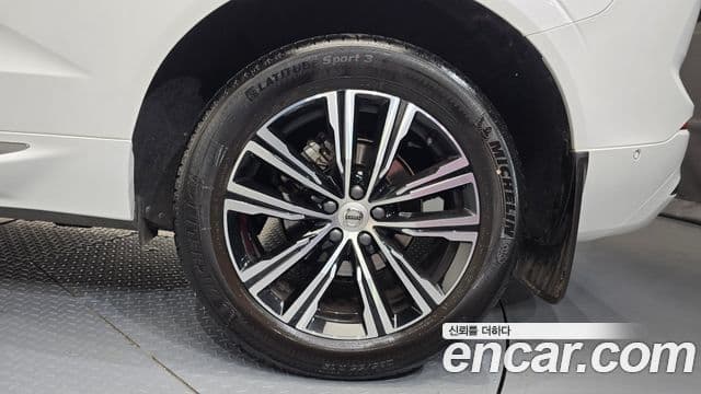 Volvo XC60 2022 — Photo 28/36