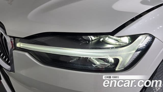 Volvo XC60 2022 — Photo 1/36