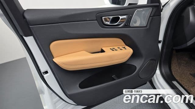 Volvo XC60 2022 — Photo 2/36