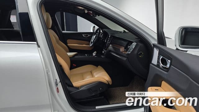 Volvo XC60 2022 — Photo 26/36