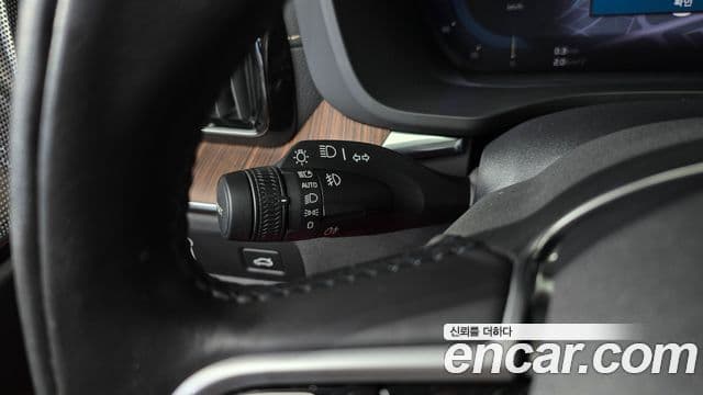Volvo XC60 2022 — Photo 16/36