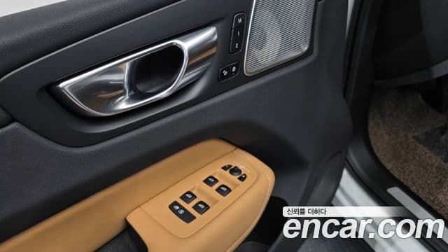 Volvo XC60 2022 — Photo 7/36