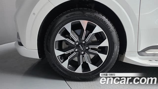 Kia Carnival 2023 — ფოტო 29/33