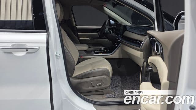 Kia Carnival 2023 — ფოტო 10/33