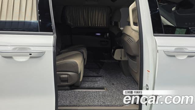 Kia Carnival 2023 — ფოტო 25/33