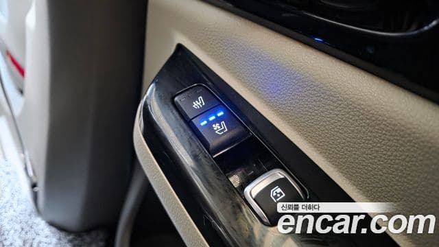 Kia Carnival 2023 — ფოტო 24/33
