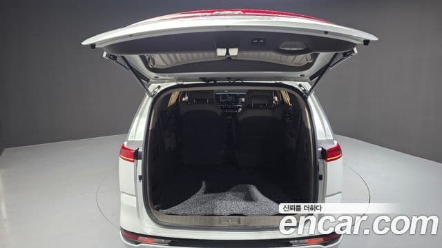 Kia Carnival 2023 — ფოტო 27/33
