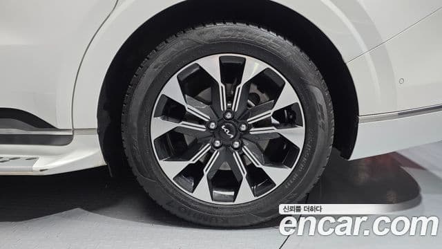 Kia Carnival 2023 — ფოტო 23/33