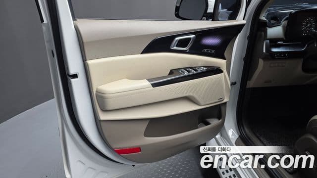 Kia Carnival 2023 — ფოტო 18/33
