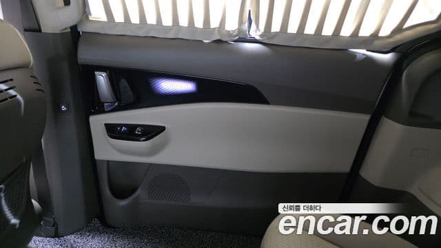 Kia Carnival 2023 — ფოტო 30/33