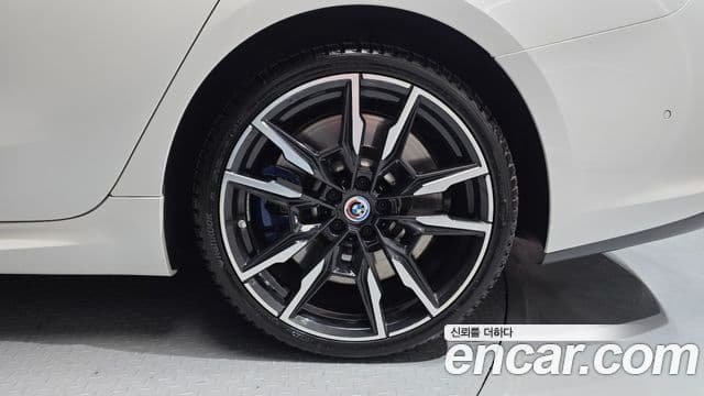 BMW 8 Series 2022 — Photo 21/33