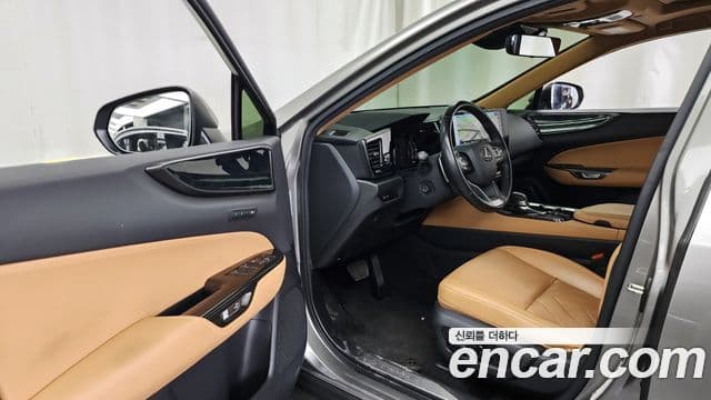 Lexus NX350h 2023 — ფოტო 8/20