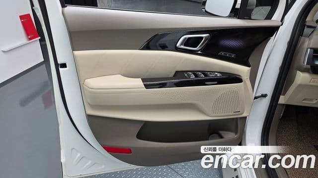 Kia Carnival 2023 — Photo 34/35