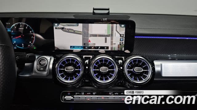 Mercedes-Benz GLB-Class 2021 — ფოტო 13/20