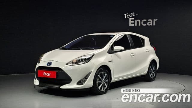 Toyota Prius C 2018 — Şəkil 13/20